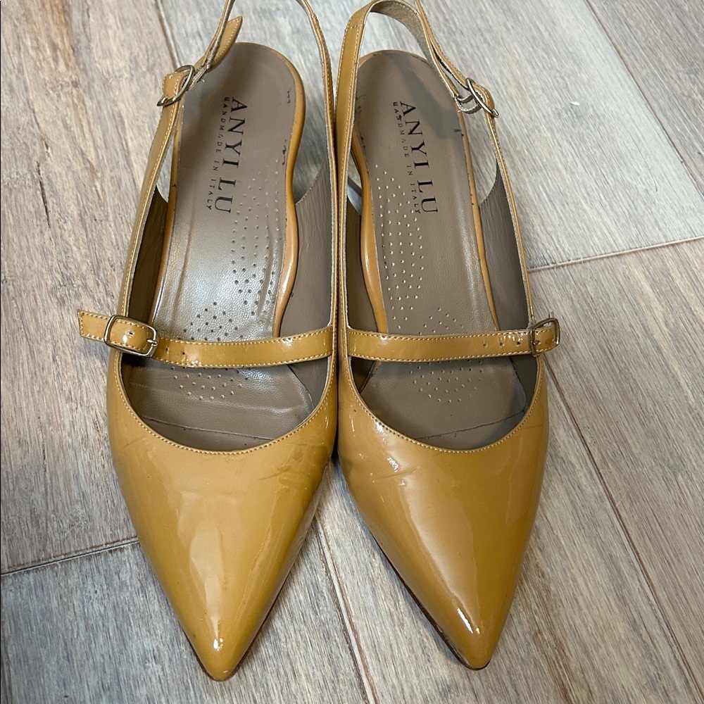 Anyi Lu Gigi Mustard Patent Pointed Slingback Heels size 40 made in Italy